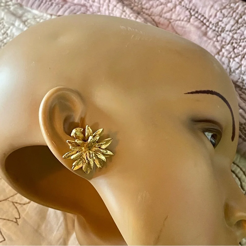 B S K Gold Starburst Earrings vintage Cameo clasp